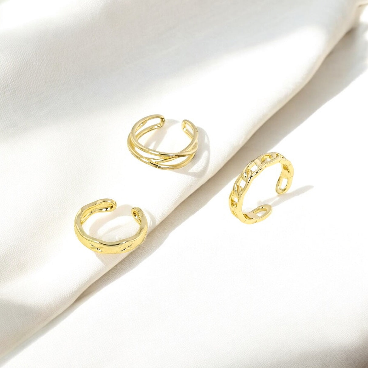 GOLDEN LAYERS by ARELA- 3 piece ring set