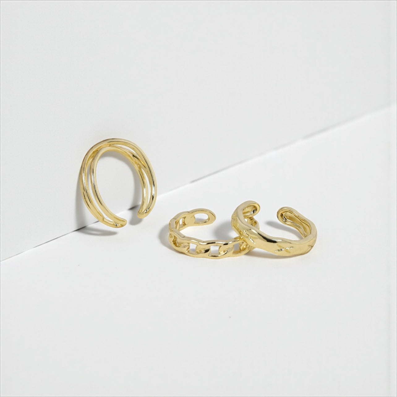 GOLDEN LAYERS by ARELA- 3 piece ring set